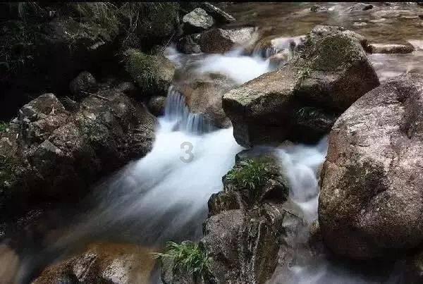 逃离废弃的建筑